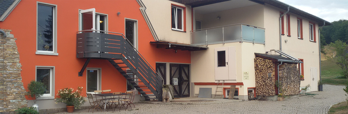 Wohngebeude mit Treppe.