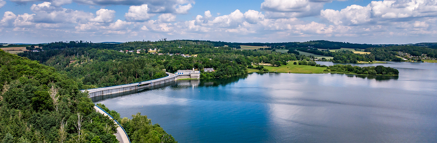 Schöne Natur. See und Grüne Ufern.