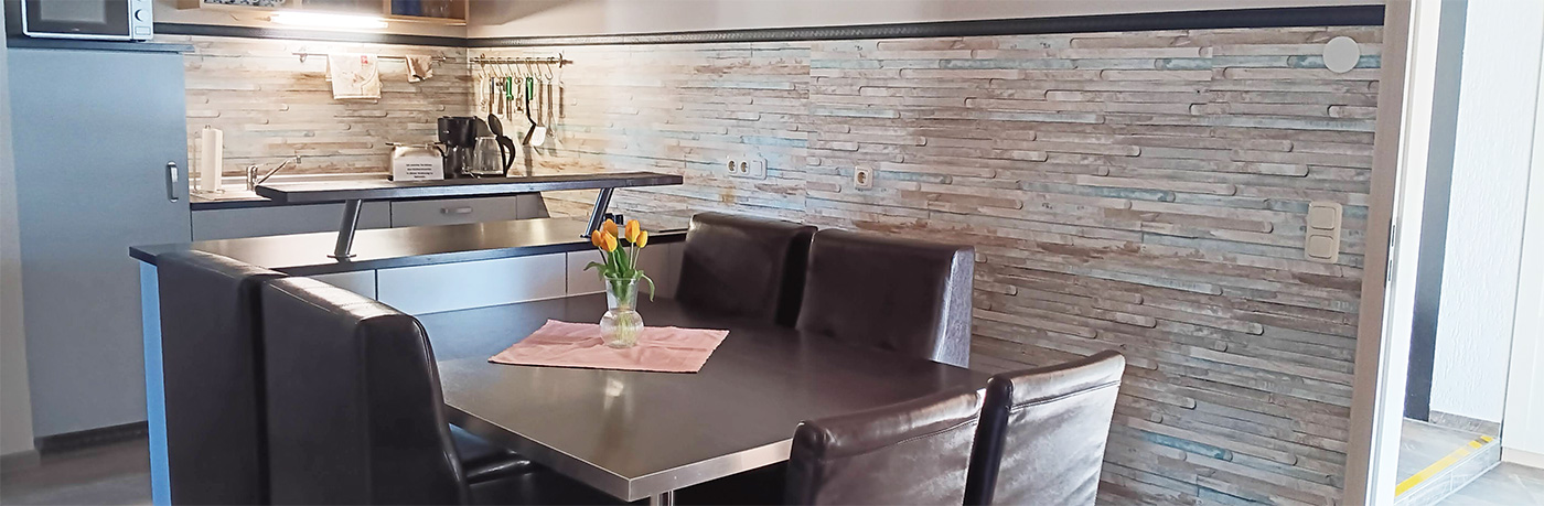 Küche mit Esstisch und Stüle