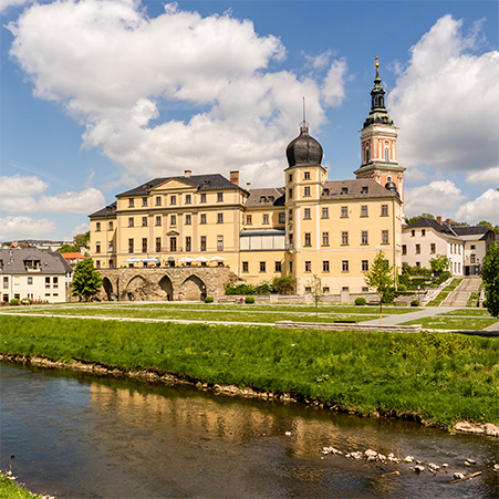Foto: Fluss Weiße Elster mit unterem Schloss Greiz